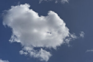 Foto von einzelner Wolke vor blauem Himmel, Download