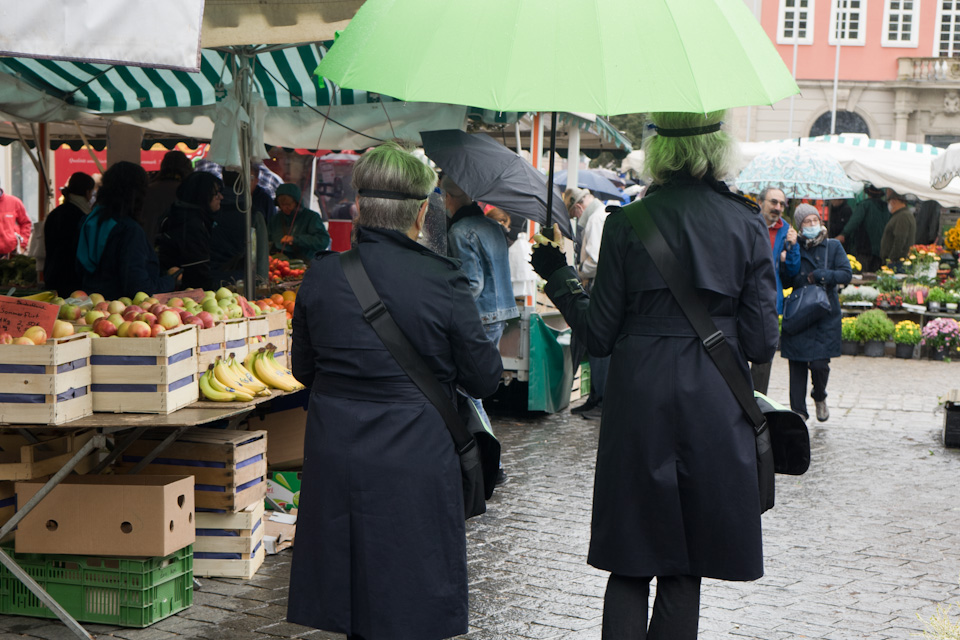 Paradiesspezialistinnen, unterwegs