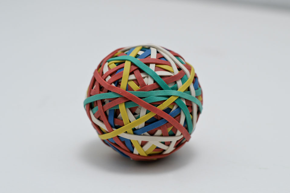 Ein Ball aus bunten Gummibändern
